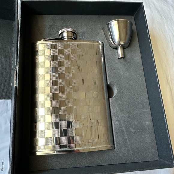 8oz Stainless Steel Flask for liquor with easy pour funnel set .Brand New in Box - Picture 1 of 6